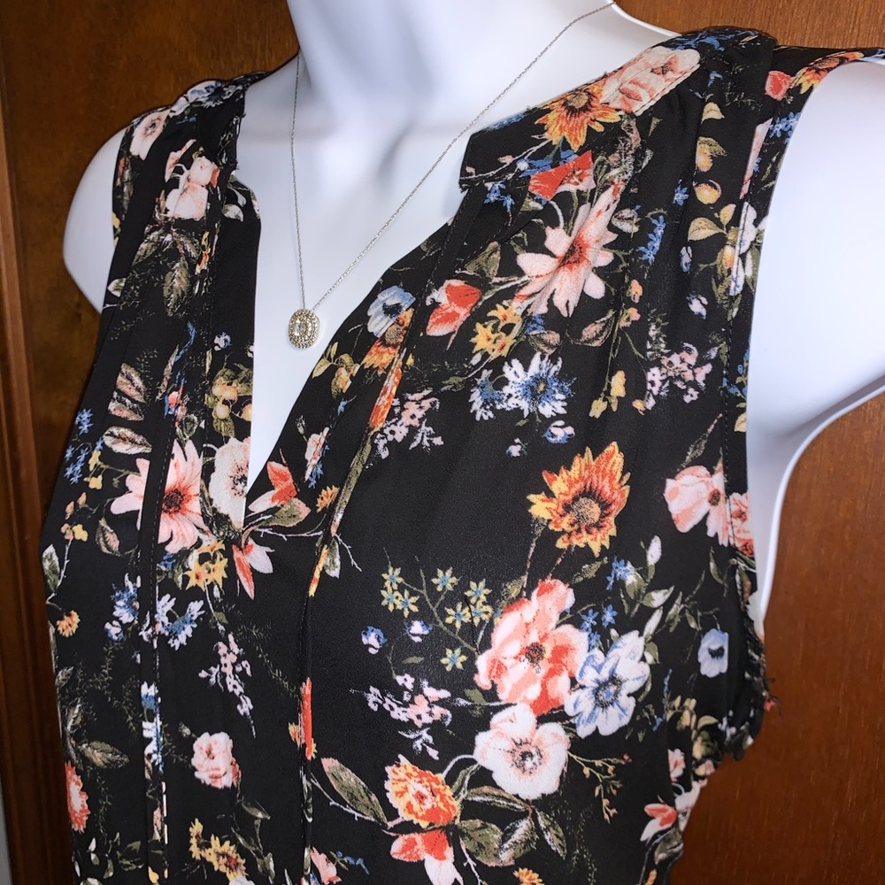 🌸 NWOT- Cute Floral Top 🌸